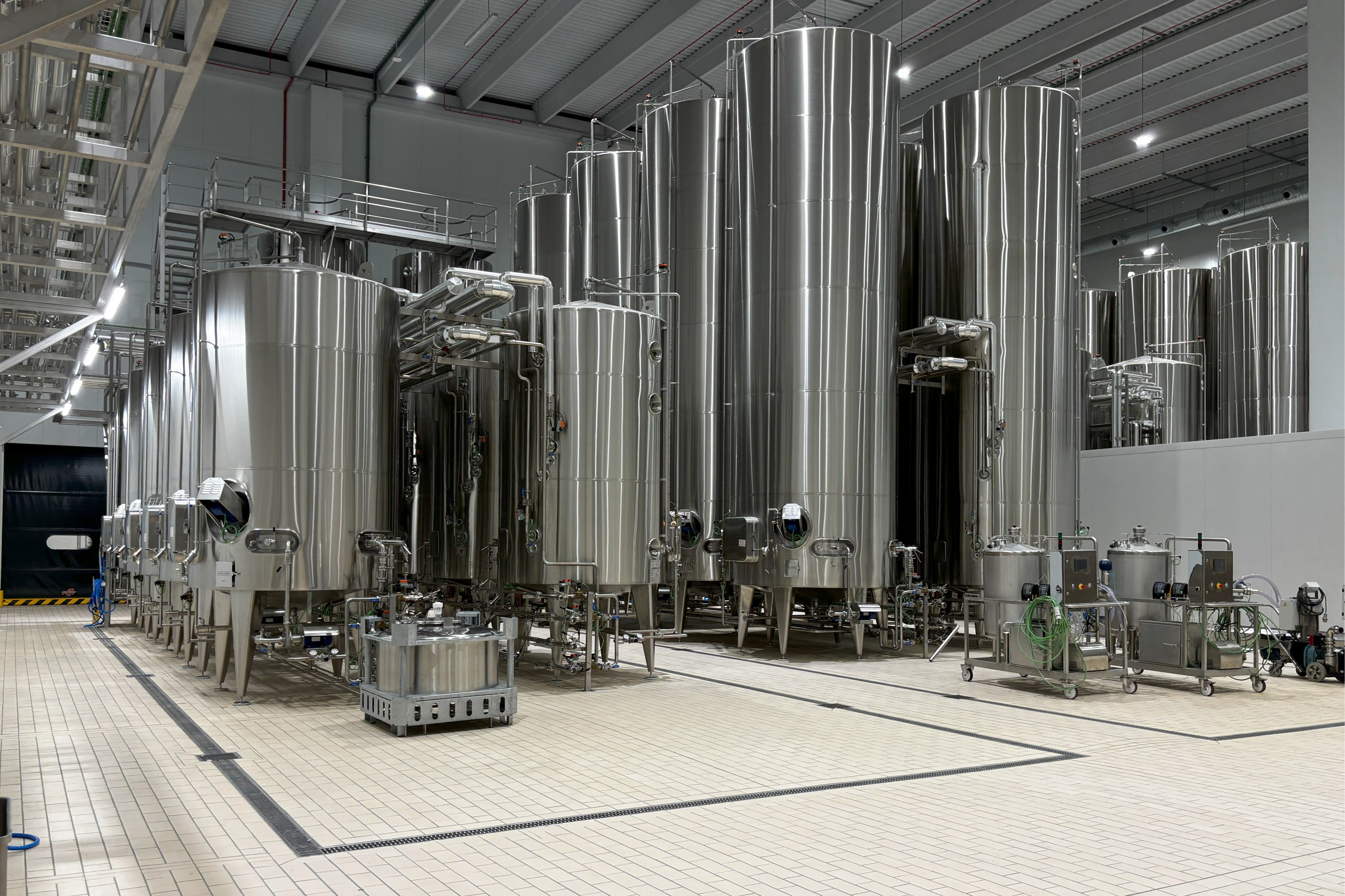 Proyecto Integral para una Bodega de Vinos Espumosos: Innovación y Calidad by Parcitank