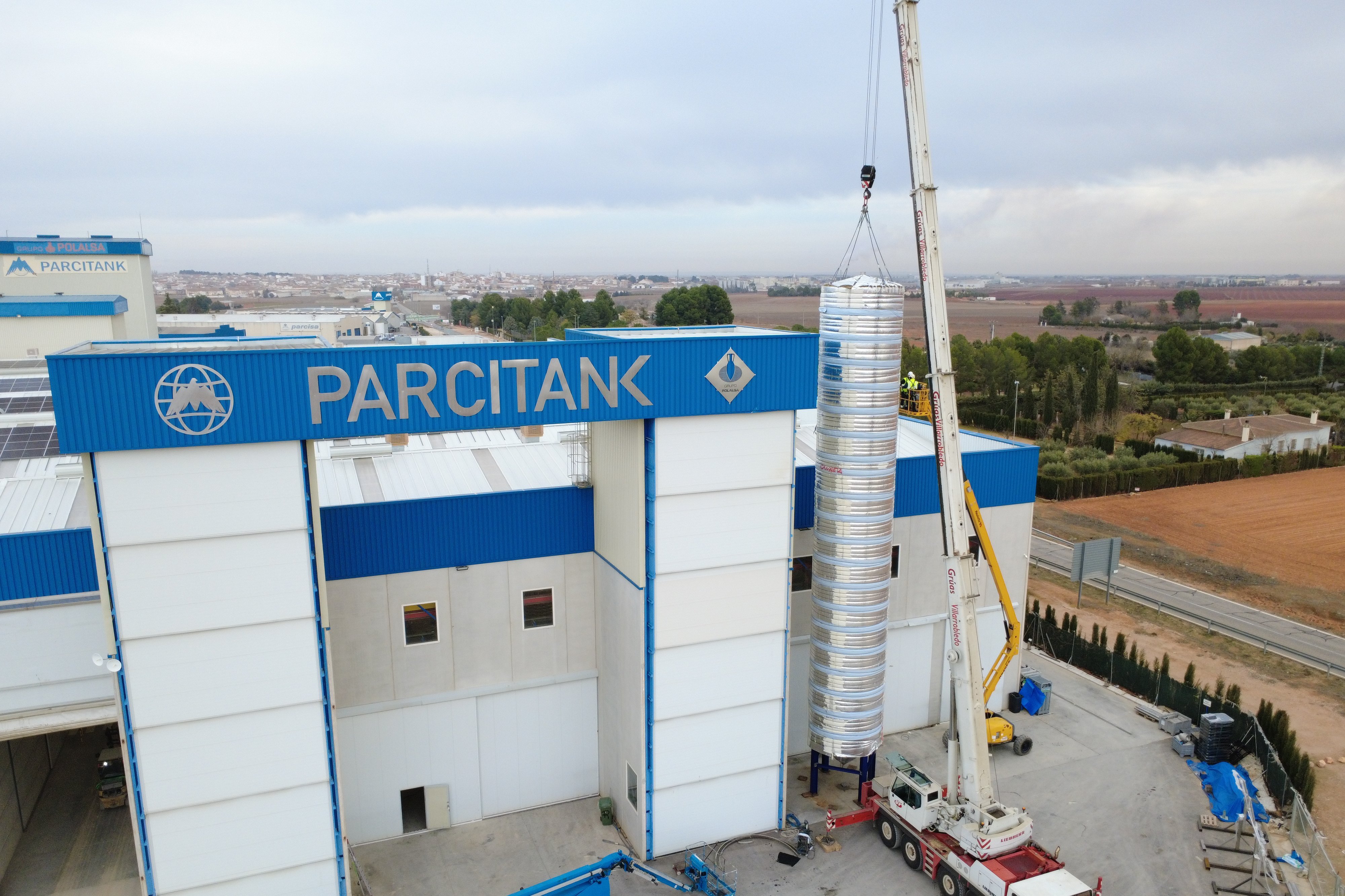 Lifting a 24-metre industrial tank: engineering, precision and safety |PARCITANK, S.A.|