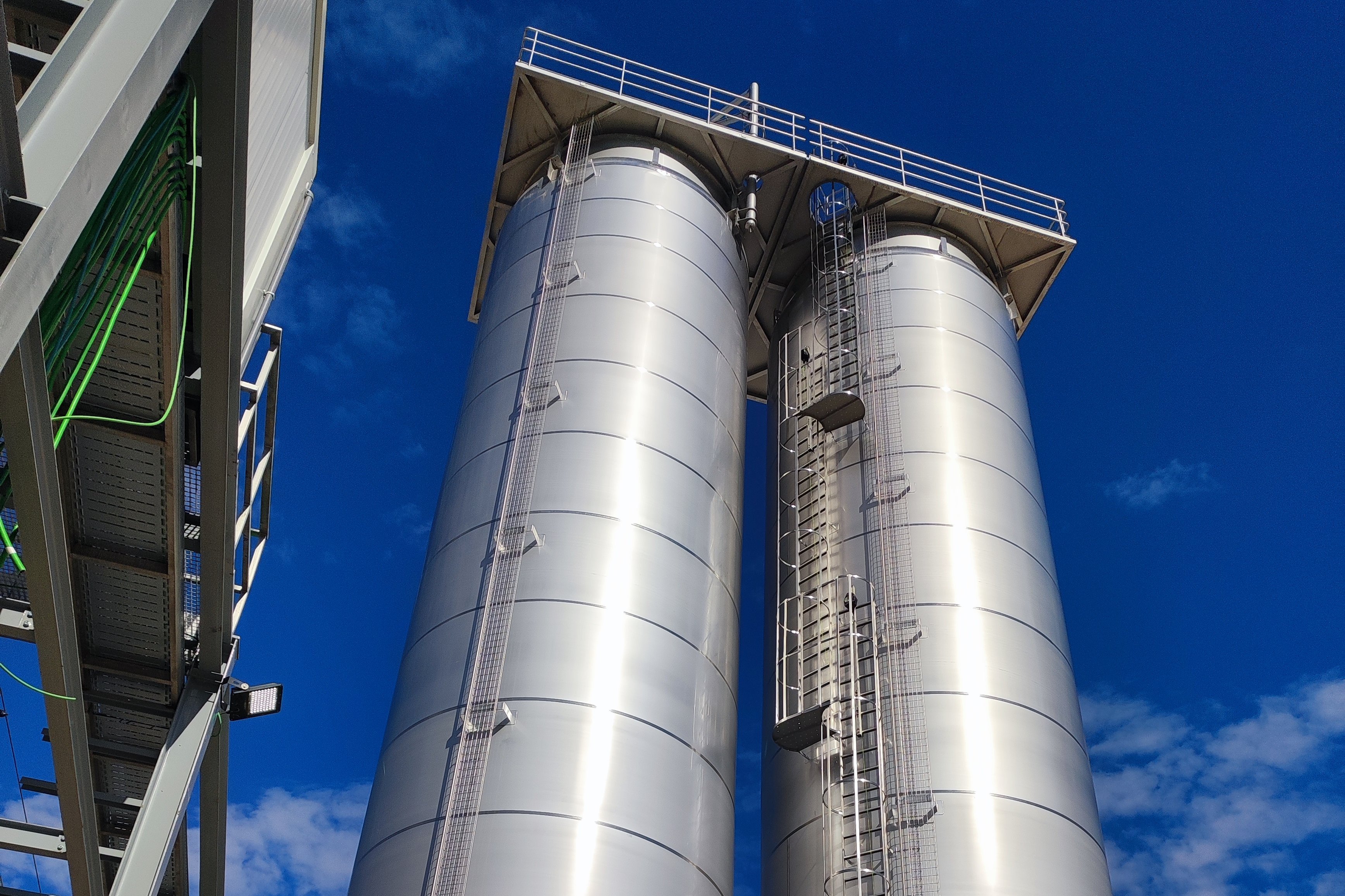 Stainless steel silos for industrial storage: why choose Parcitank