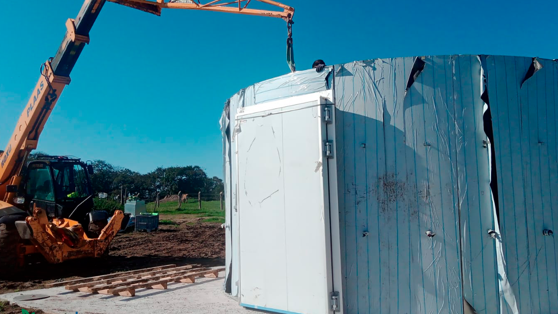 Installation in progress: Farmitank assembles 4-level module for supermarket chain