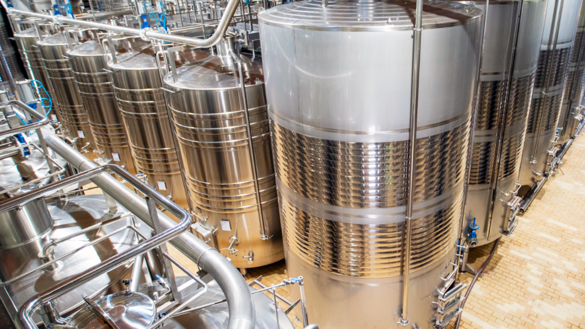 Stainless steel wine tanks and installations: a safe bet for quality, efficiency and tradition