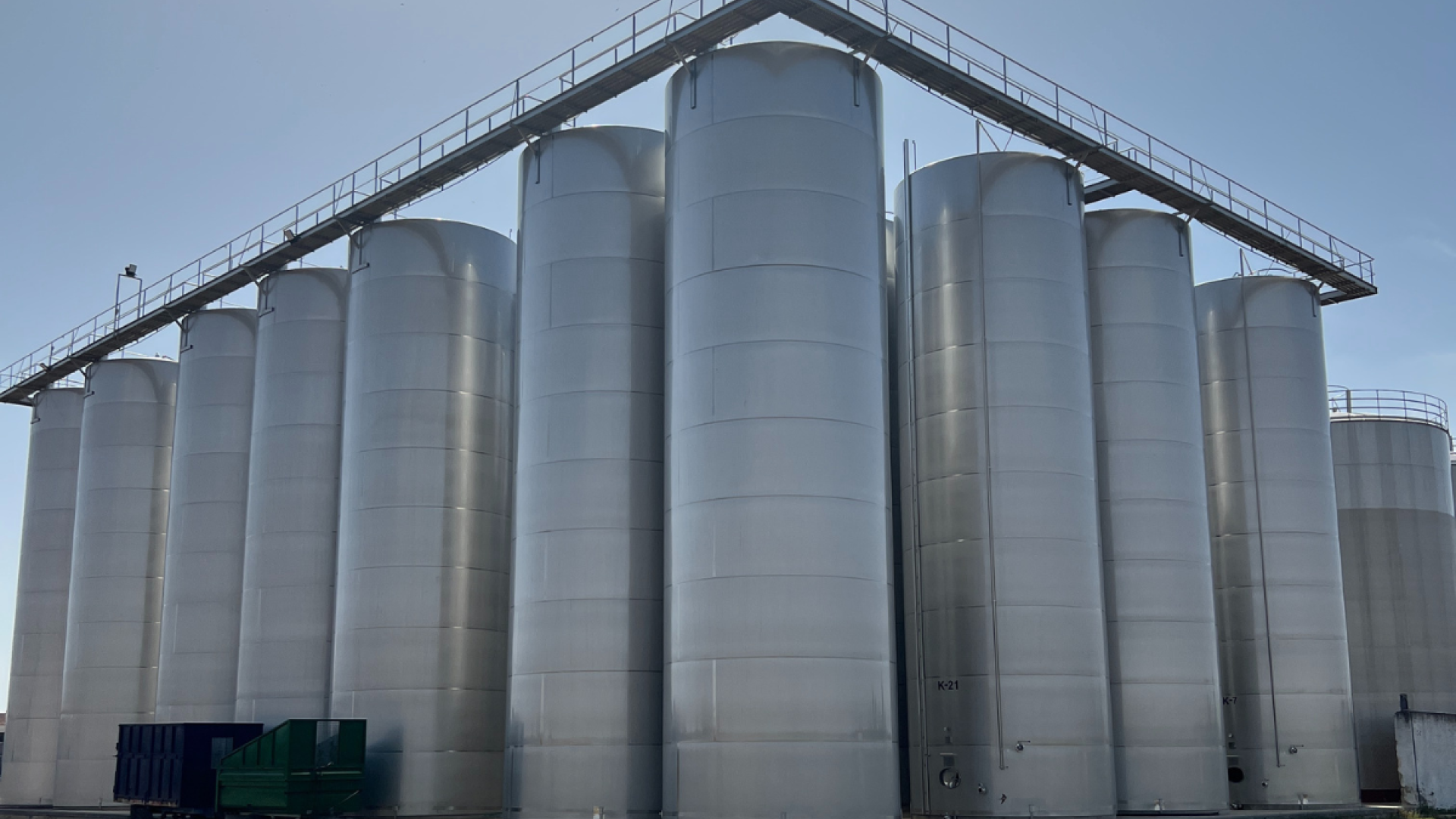 The installation of wine storage tanks at a winery in La Mancha has been completed.